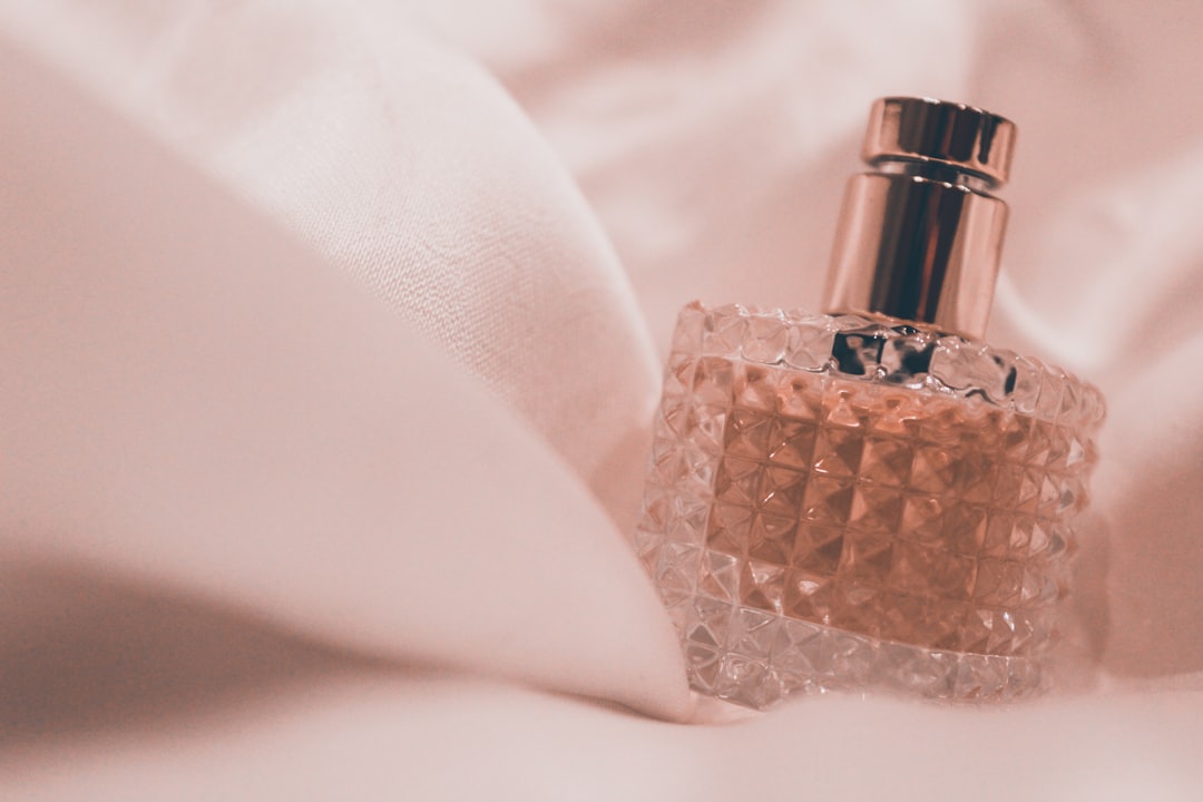 Descubre el Arte detrás del Proceso de Creación de un Perfume de Lujo